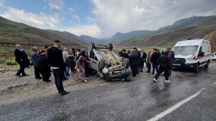 Takla atan hafif ticari araçtaki 5 kişi yaralandı