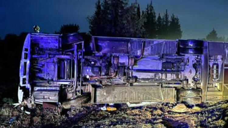 Tarsus'ta midibüs takla attı: 12 yaralı