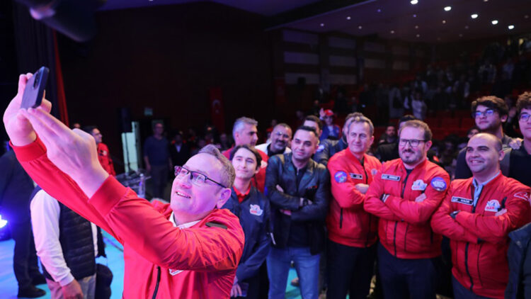 Teknofest paydaşları gençlerle buluştu