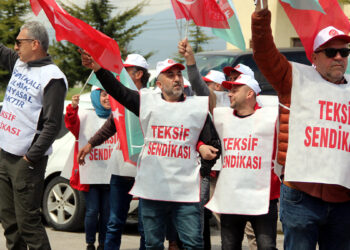 Terlik fabrikasınds işten çıkarılan işçilerden eylem