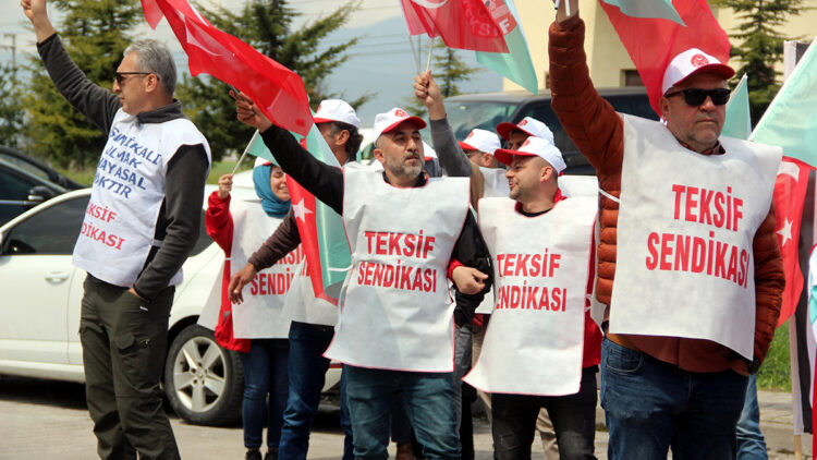 Terlik fabrikasınds işten çıkarılan işçilerden eylem