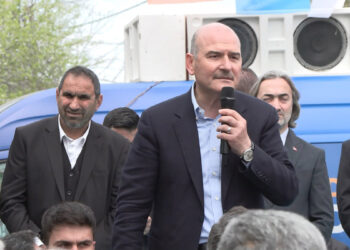 Terör kıyafeti giymiş birisini milletvekili adayı yapmışlar