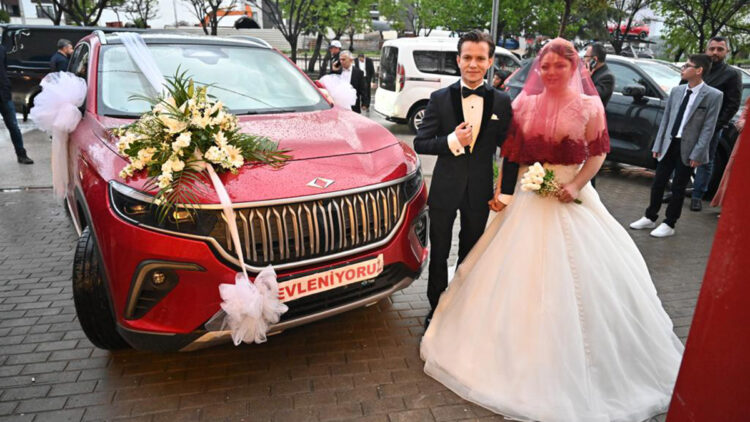Togg'u gelin arabası yaptılar