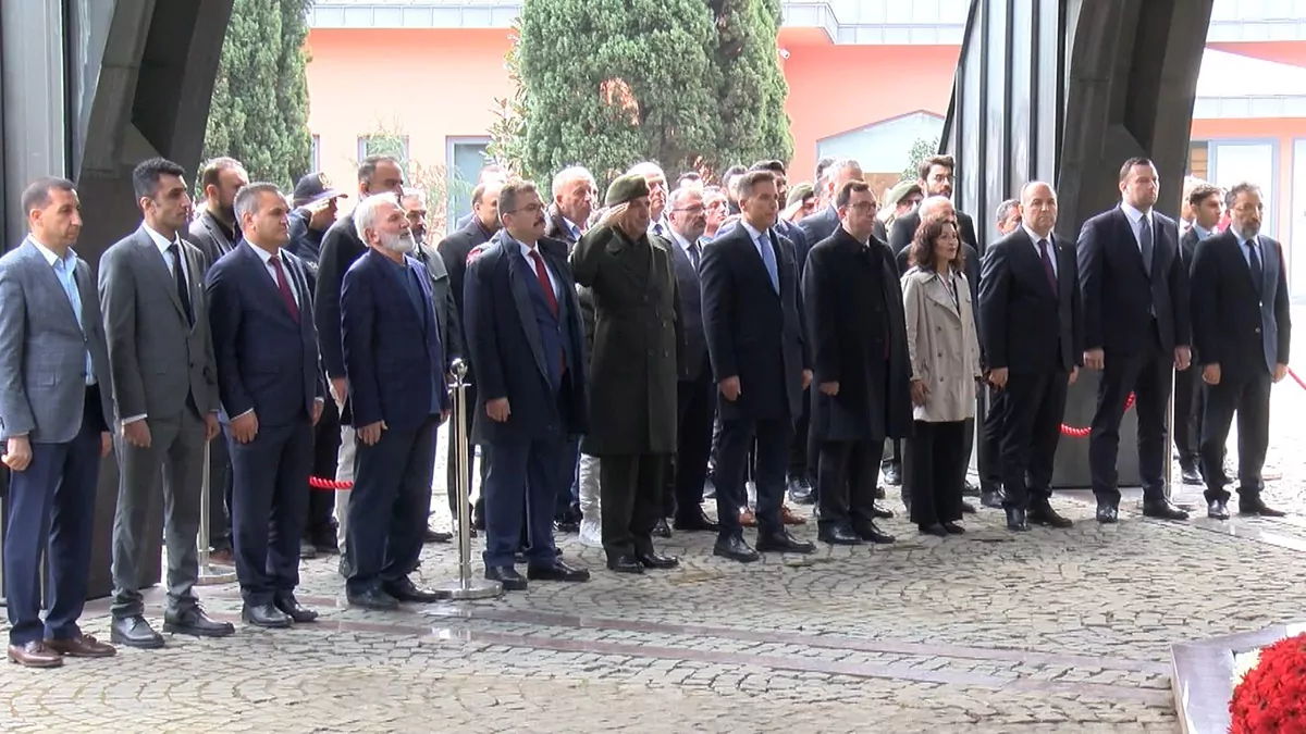 Turgut ozal mezari basinda anildia - yerel haberler - haberton