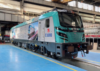 Türkiye’nin ilk elektrikli lokomotifi raylara iniyor