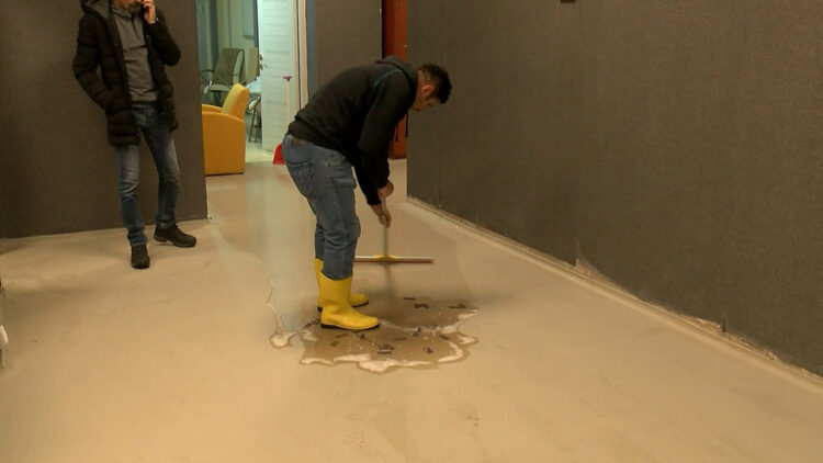 Tuzla'da iş yerlerini su bastı