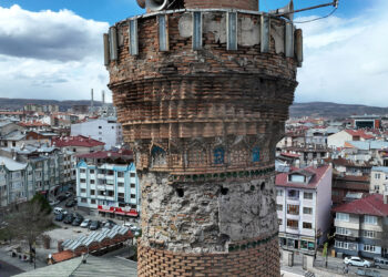 Ulu Cami'nin eğri minaresindeki yazılar restore edilecek