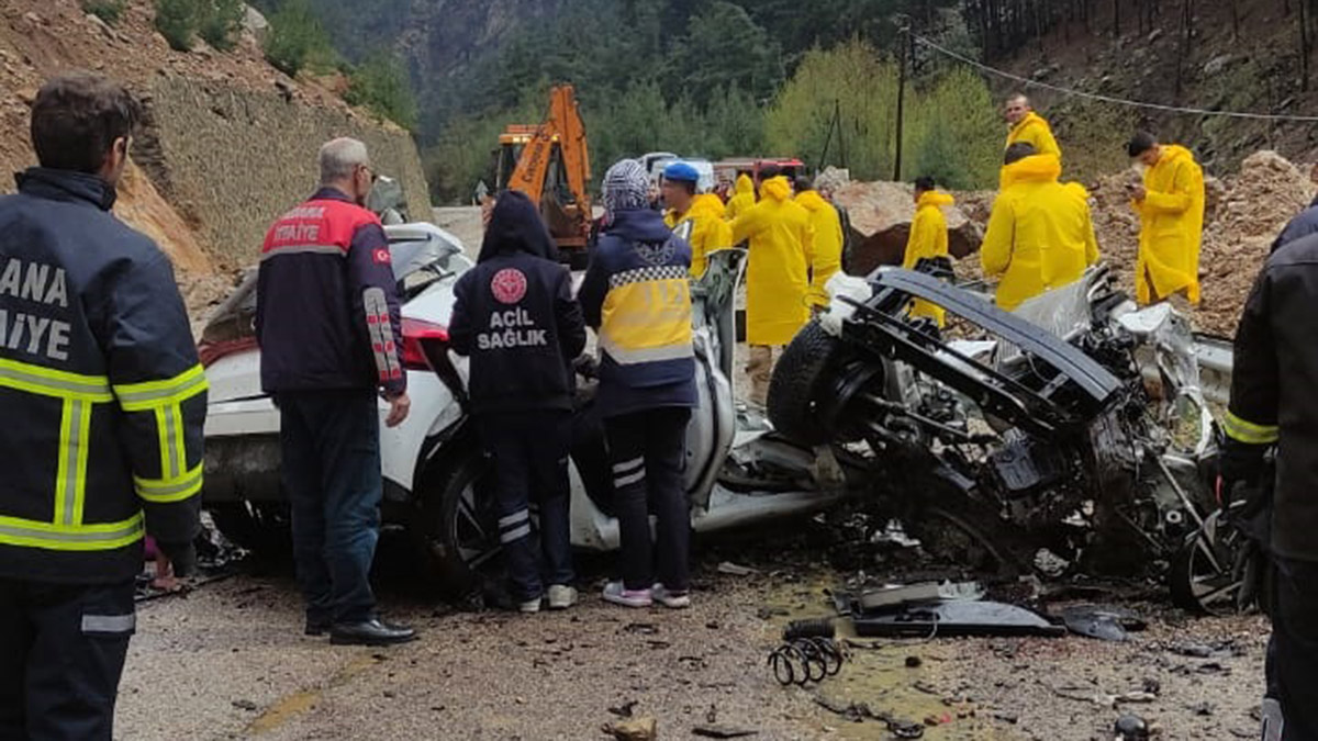 Üzerine kaya düşen otomobildeki 4 öğretmen ödü