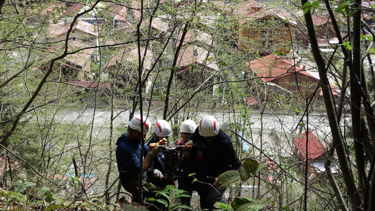 Uzungöl'de kaya tehdidine çelik bariyerli önlem