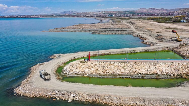 Van Gölü'nden 880 bin metreküp dip çamuru çıkarıldı