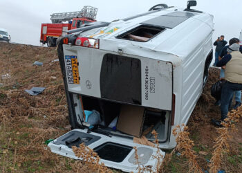 Van'da yolcu minibüsü devrildi; 12 yaralı