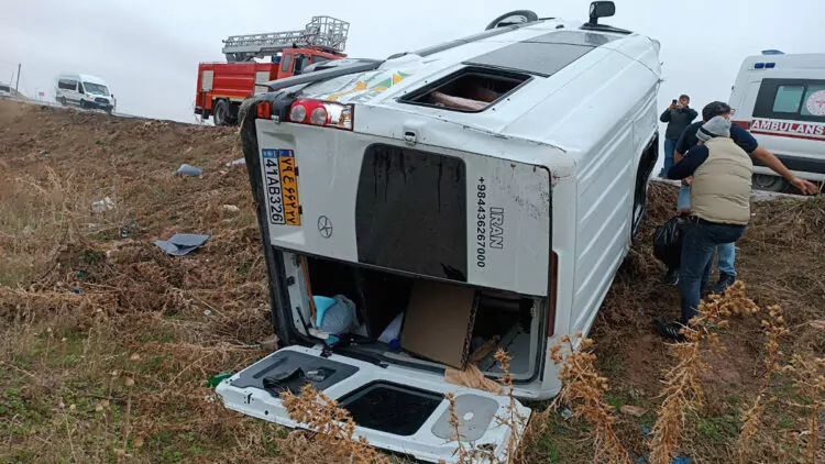 Van'da yolcu minibüsü devrildi; 12 yaralı