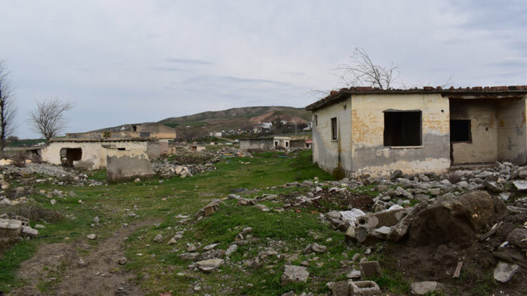 Veysel Eroğlu Barajı'nda sular çekilince köy ortaya çıktı