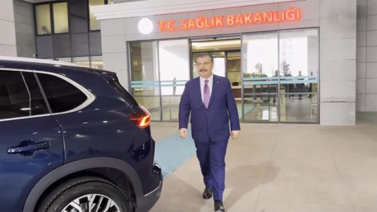 Fahrettin Koca Togg'u makam aracı yaptı