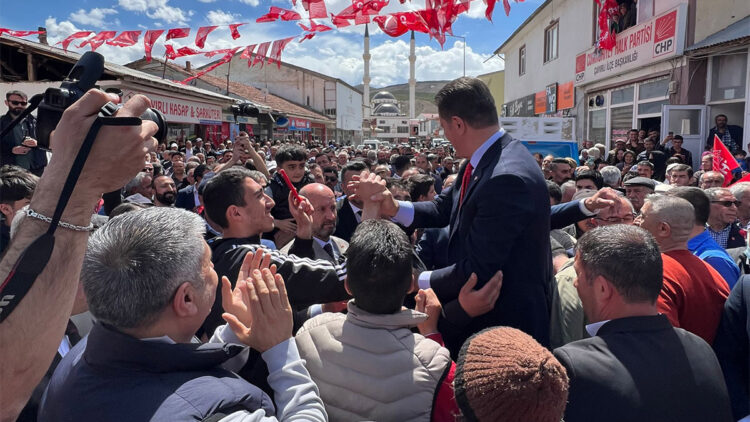 Bizim iki kırmızı çizgimiz var: Bayrağımız ve vatanımız