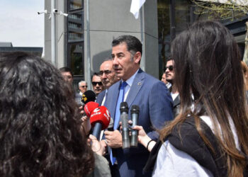 Sinan Oğan TRT önünde eylem yaptı