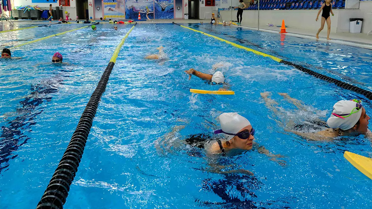 Eskişehir büyükşehir belediyesi kentpark kapalı yüzme havuzunda, bahar dönemi “yüzme bilmeyen 6-17 yaş çocuklar” için kayıtlar 10 nisan pazartesi saat 09. 00’da online yapılacak.