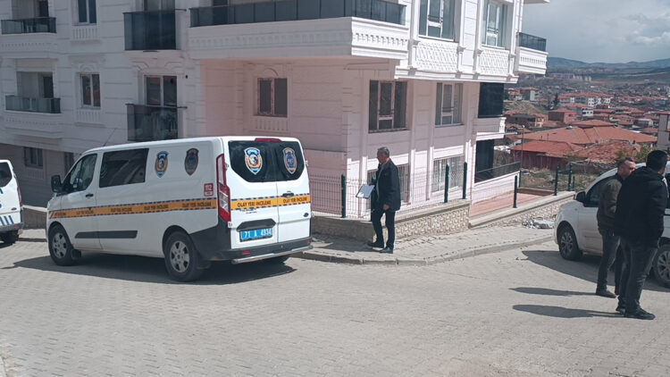 Yeni taşındığı evin balkonundan düşüp öldü