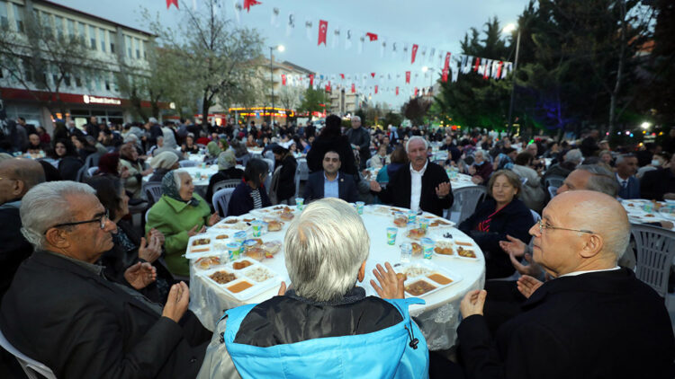 Yenimahalle’nin mahalle iftarlarında binler buluştu