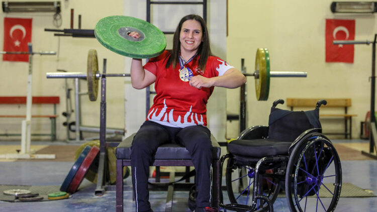 Yürüyebilmek için başladığı halterde Türkiye şampiyonu oldu