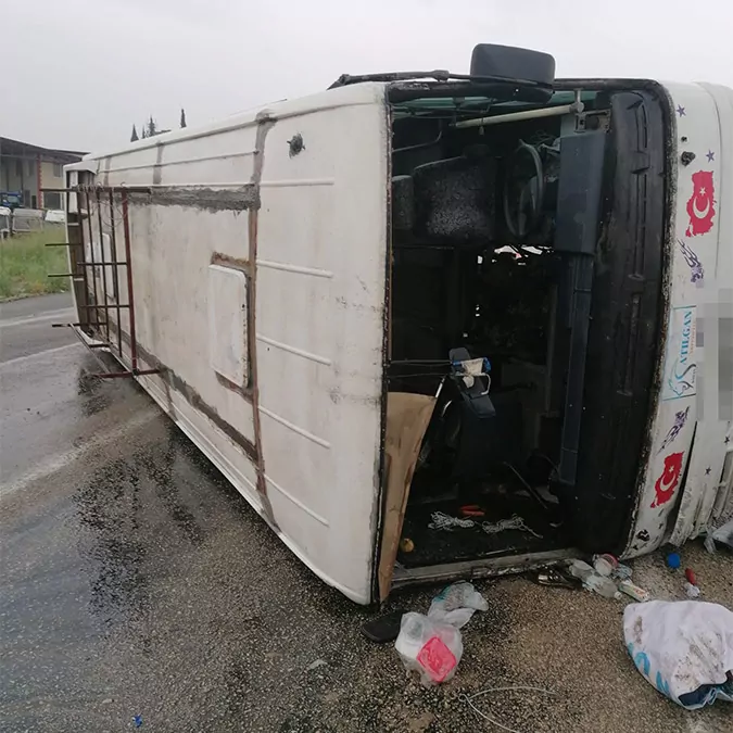 Adana'da tarım işçilerini taşıyan midibüs devrildi