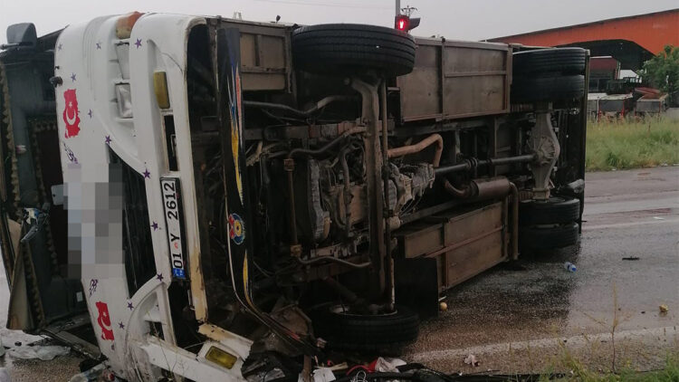 Adana'da tarım işçilerini taşıyan midibüs devrildi