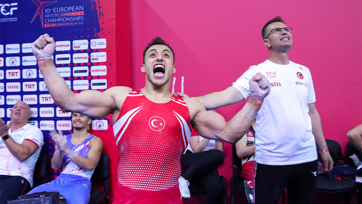 Antalya'da ev sahipliği yaptığımız 10'uncu Erkekler ve Kadınlar Avrupa Artistik Cimnastik Şampiyonası'na erkeklerde takım halinde gümüş madalyayla başlayan millilerimizden Adem Asil Avrupa şampiyonu olarak tarihi bir ilki gerçekleştirdi.
