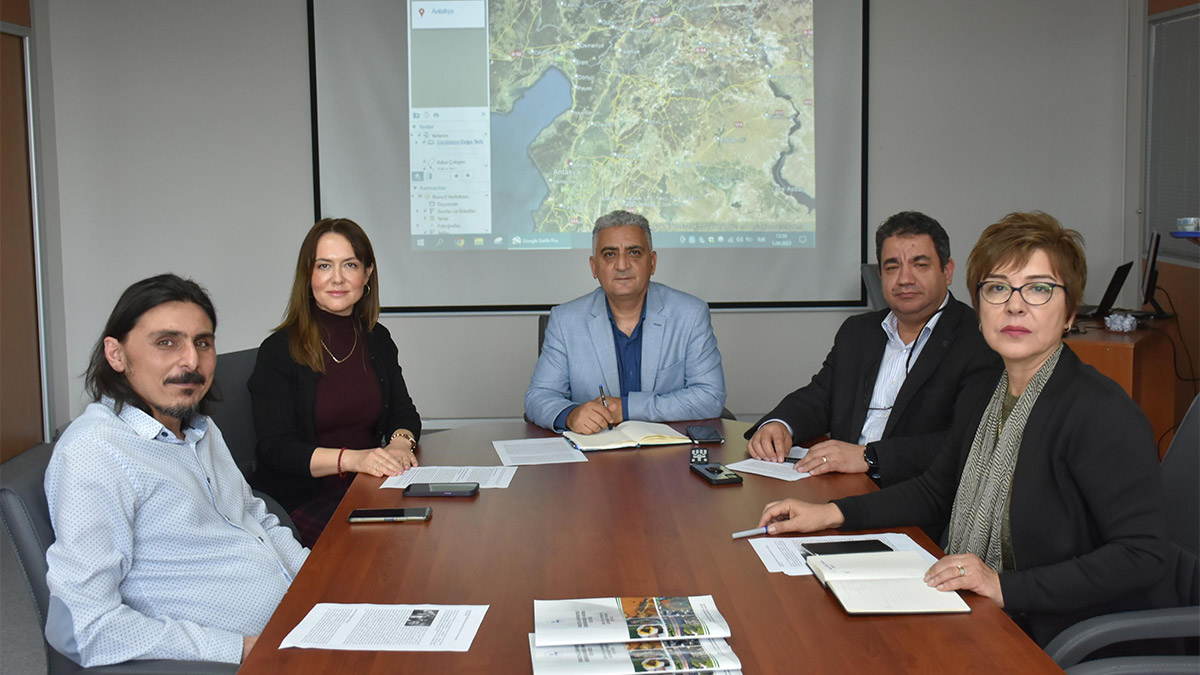 Prof. Dr. Okan Fıstıkoğlu "İklim değişikliğinin olumsuz etkilerini deprem bölgesinde de hissediyoruz. Son yıllarda özellikle kış yağışlarında azalma, bahar yağışlarına doğru bir kayma var. Bu açıdan deprem bölgesine de baktığımızda çok hazırlıksız yakalandığımızı söyleyebiliriz. Çünkü hem deprem hem kuraklık aynı anda bölgeyi etkiledi" dedi.