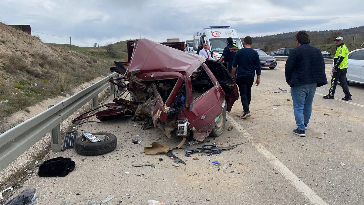 Afyonkarahisar'da iki otomobil çarpıştı; 1 ölü 7 yaralı