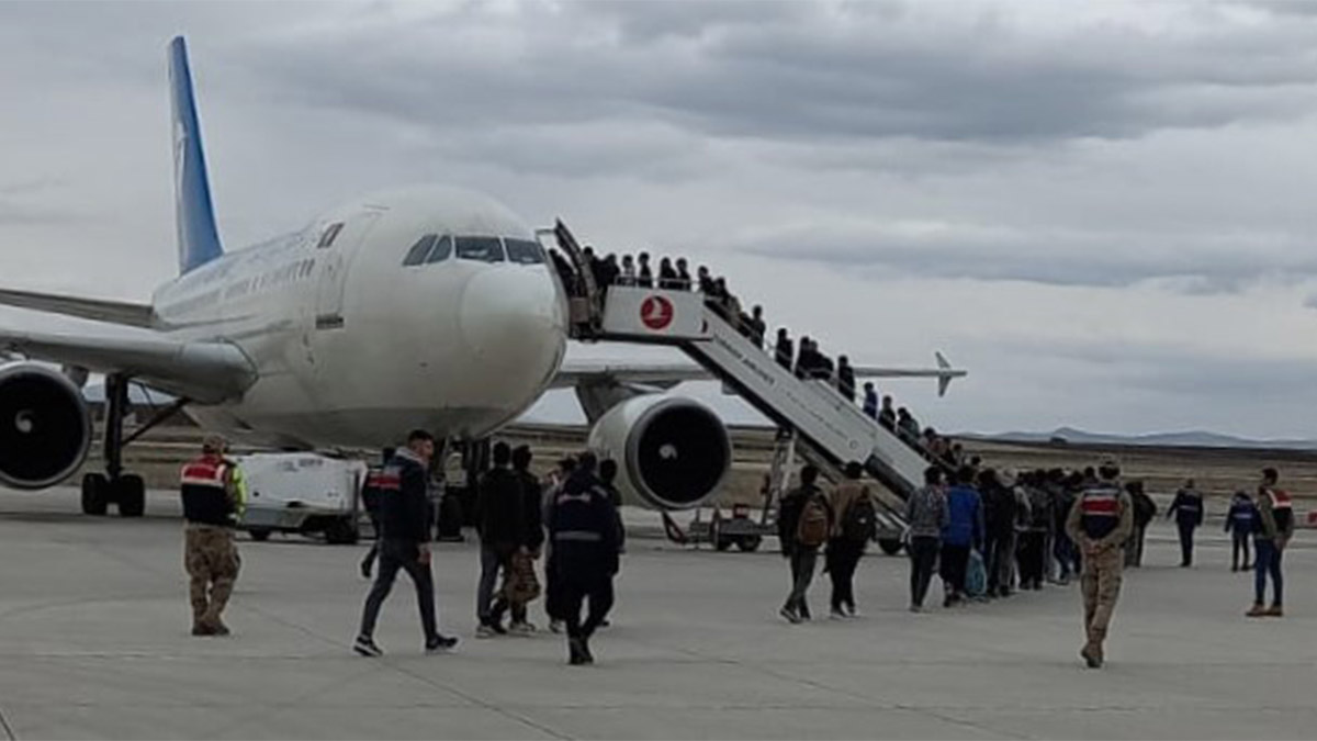 Afganistan uyruklu 227 kaçak göçmen ülkelerine gönderildi