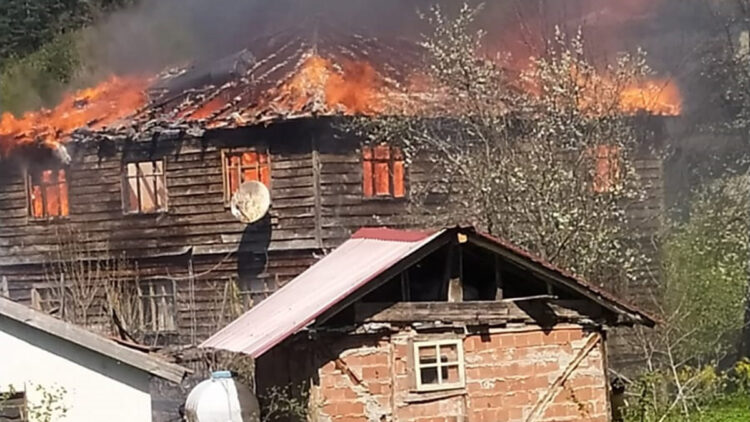 Ahşap evde yangın: 1 ölü, 1 yaralı