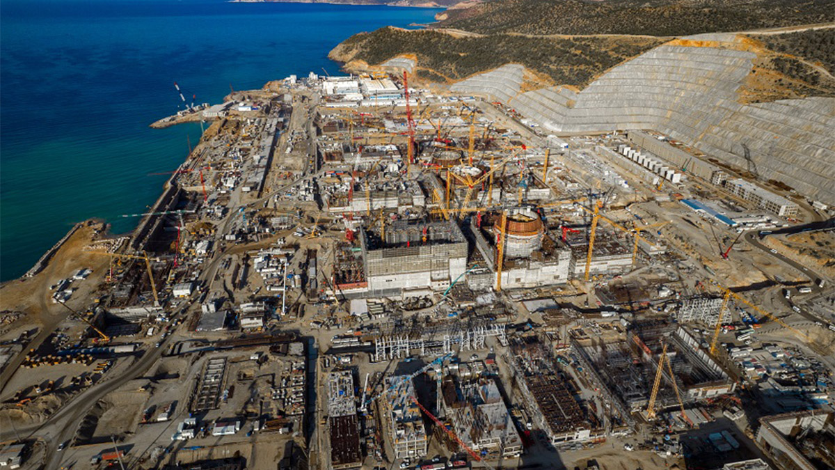 Türkiye’nin ilk nükleer güç santrali Akkuyu NGS'ye ilk yakıtın teslim edilmesine kısa bir süre kaldı. Mersin’in Gülnar ilçesinde bulunan inşaat sahasında 27 Nisan’da yapılacak Nükleer Yakıt Teslim Töreni ile Akkuyu NGS artık bir nükleer tesis statüsüne kavuşacak.