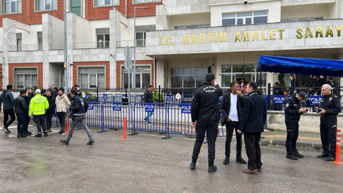 Bartın’ın Amasra ilçesindeki maden faciası davasında ikinci gün. 8'i tutuklu 23 sanığın yargılandığı dava sabah saatlerinde Bartın Adliyesi önünde yoğun güvenlik önlemleri alınarak başladı.