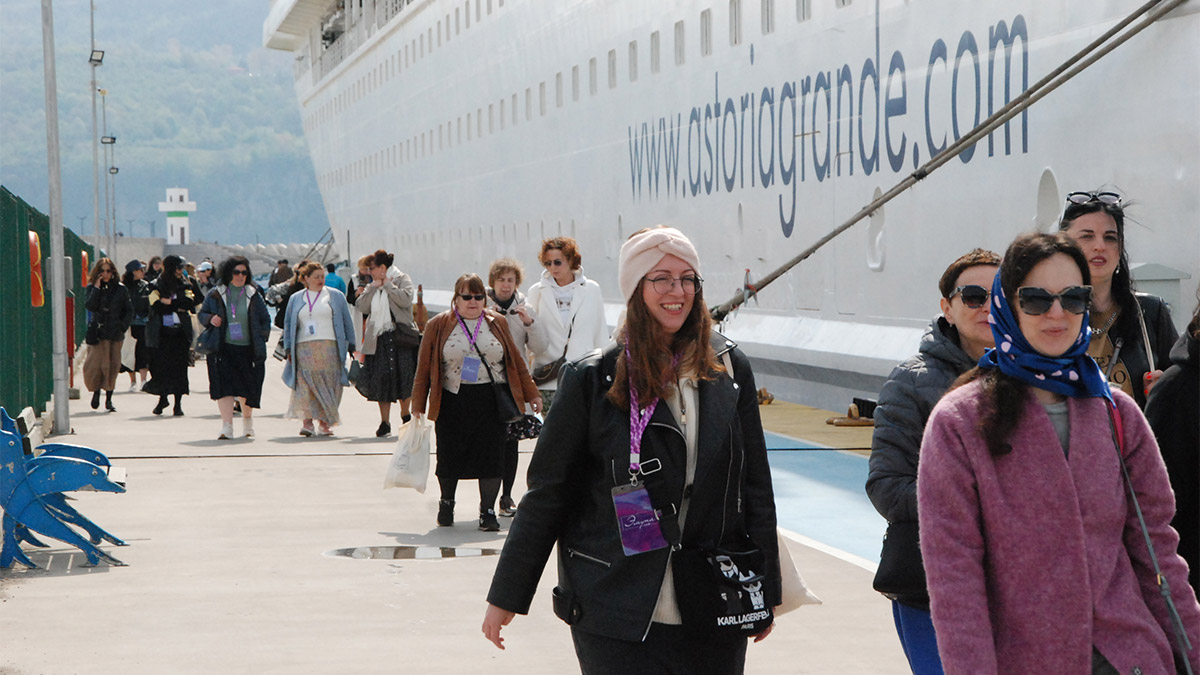 Amasra Limanı'na sezonunun ilk turistleri geldi
