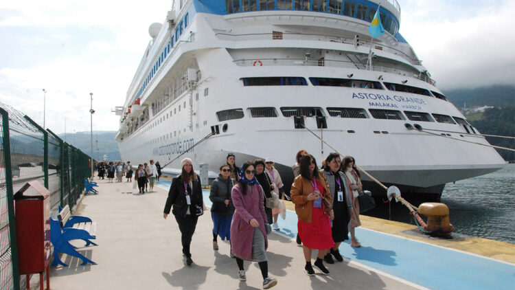 Amasra Limanı'na sezonunun ilk turistleri geldi