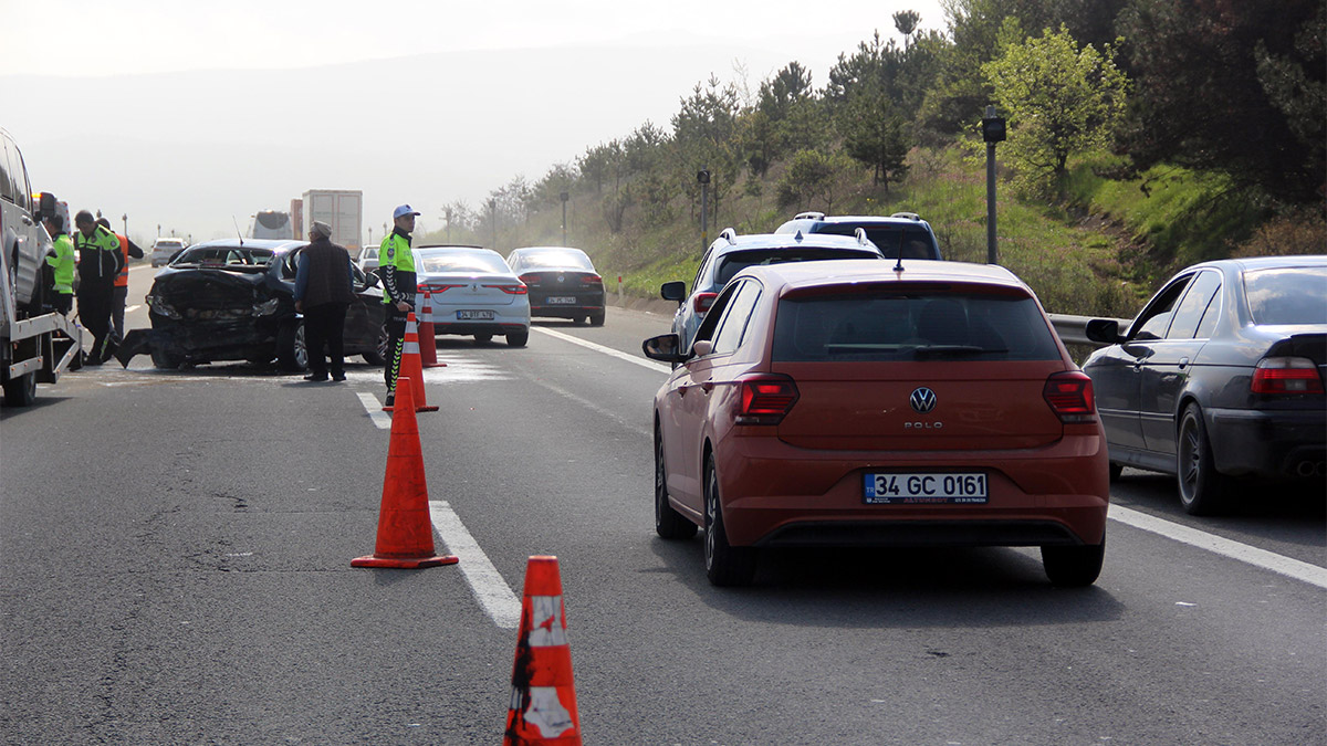 Anadolu Otoyolu'nda 5 araç birbirine girdi