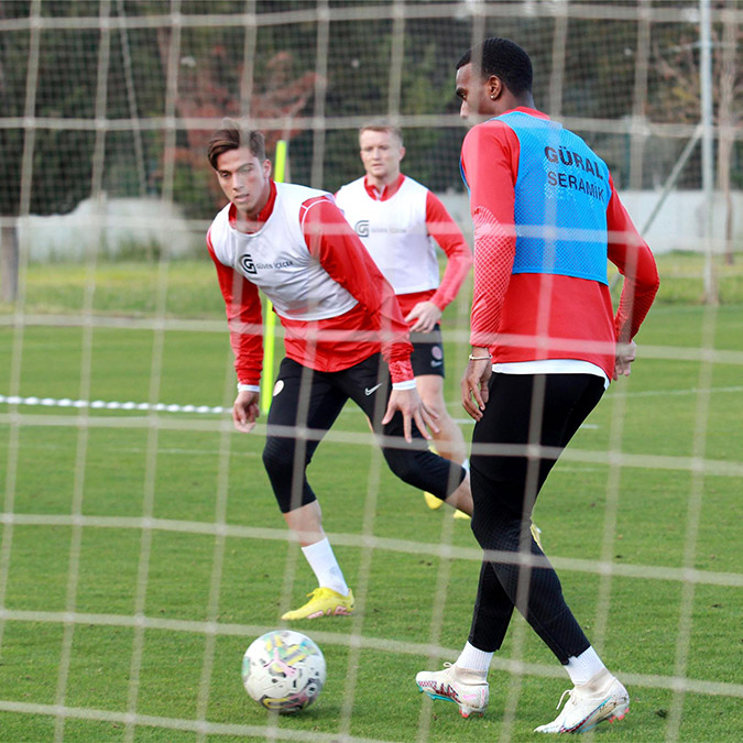 Antalyaspor İstanbulspor'u yenerek galibiyet özlemine son vermek istiyor