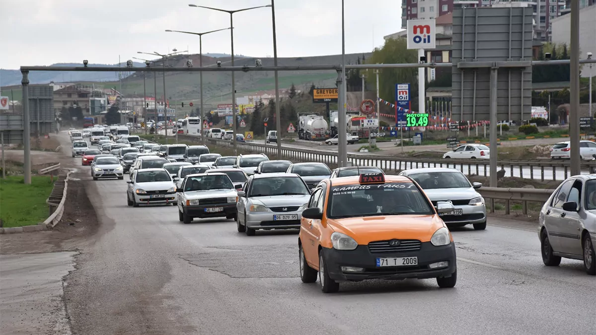 Kilit kavşaktan ara tatil ve bayram sürecinde 627 bin 391 araç geçti