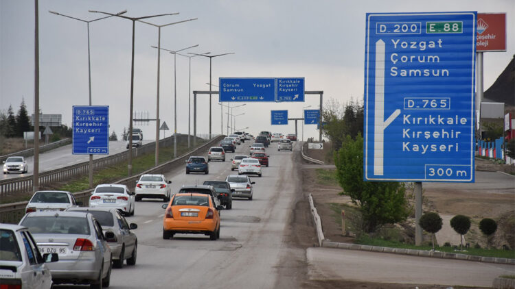 Kilit kavşaktan ara tatil ve bayram sürecinde 627 bin 391 araç geçti