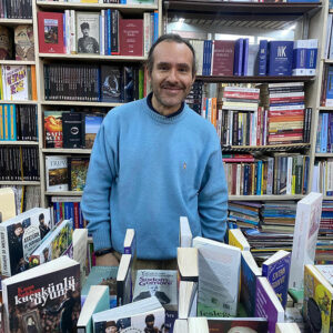 İzmir'de yaşayan Birgül (85) ve Ragıp (80) Kitapçı kardeşler, 1913 yılında babaları ve amcaları tarafından kurulan, bu yıl 110'uncu yaşına ulaşan kitapçı dükkanını, gelişen teknolojiye rağmen ayakta tutuyorlar.