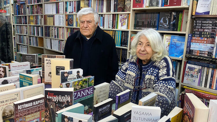 Kitapçı kardeşler teknolojiye rağmen ayakta duruyor