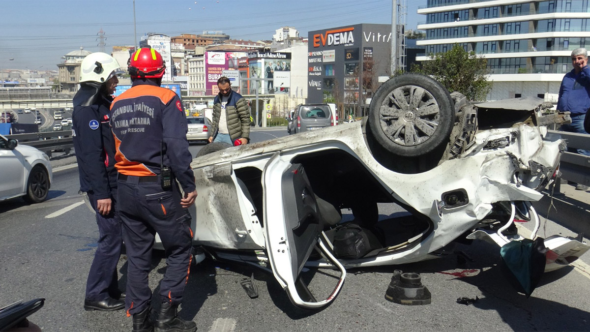 Avcılar'da otomobil bariyerlere çarparak takla attı