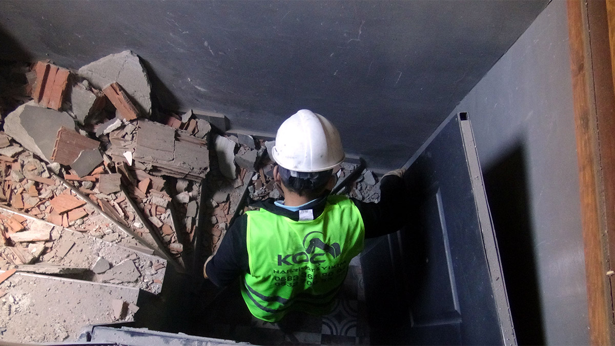 Avcılar'da bina yıkım sırasında çöktü; Yıkım sırasında çöken binanın bitişiğindeki apartmanın ikinci katındaki daire ile giriş katındaki işyerinin duvarları zarar gördü.