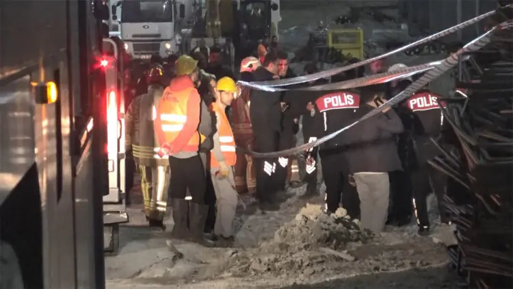 İnşaatın beton kalıpları çöktü 5 işçi göçük altında kaldı