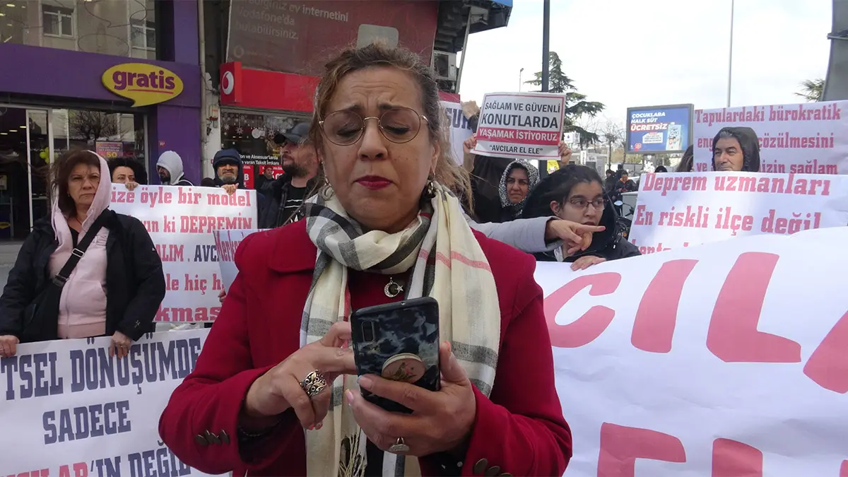 Olası i̇stanbul depremi’nde en riskli ilçelerden biri olarak gösterilen avcılar’da bir araya gelen 'avcılar elele platformu' üyeleri kentsel dönüşüm için basın açıklaması yaptı.