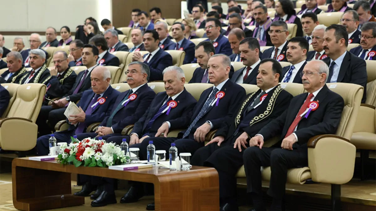 Anayasa mahkemesi (aym) başkanı zühtü arslan, "demokratik cumhuriyetin geleceği, hukuksal ve siyasal düzlemde kuvvetler ayrılığı ilkesinin ve bu kapsamda özellikle yargı bağımsızlığının tam manasıyla hayata geçirilmesine bağlıdır" dedi.