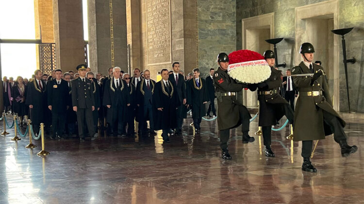AYM heyeti Anıtkabir'de