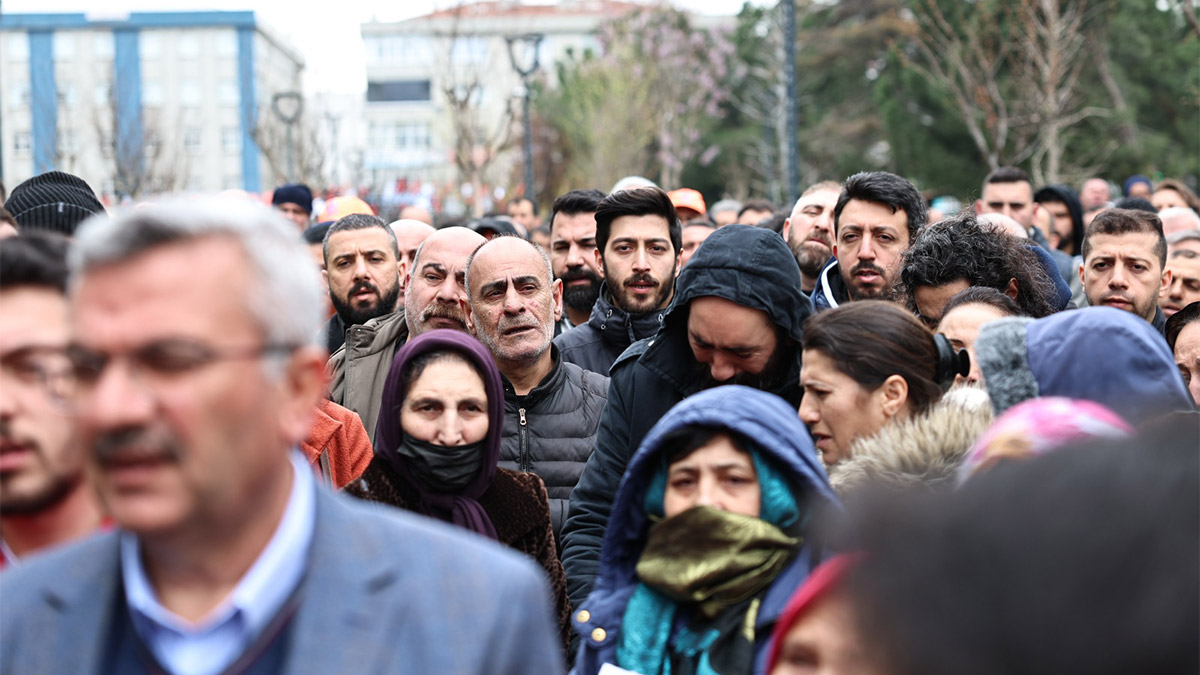 Deprem bölgesi Malatya'daki görevlerinden sonra İstanbul'a dönüş yolunda geçirdikleri trafik kazasında vefat eden Bağcılar Belediyesi çalışanları Atakan Sırbudak ile Hayri Ay belediye binası önündeki törenin ardından sonsuzluğa uğurlandı.