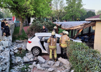 Bahçelievler'de otomobil kafenin bahçesine girdi