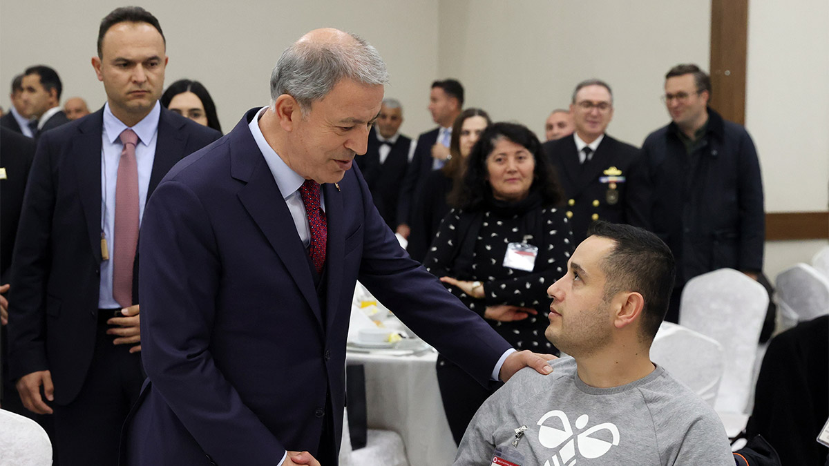 Milli Savunma Bakanı Hulusi Akar, "Kimse herhangi bir fitne fesada sebebiyet vermesin, Mehmetçiğin moral ve motivasyonunu bozmasın. Mehmetçiğin emeğine herkes saygı göstersin. Yapılan mücadele devletimiz ve milletimiz için. Bunun da herkes farkında olsun" dedi.